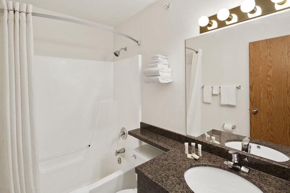 Super 8 By Wyndham Swift Current