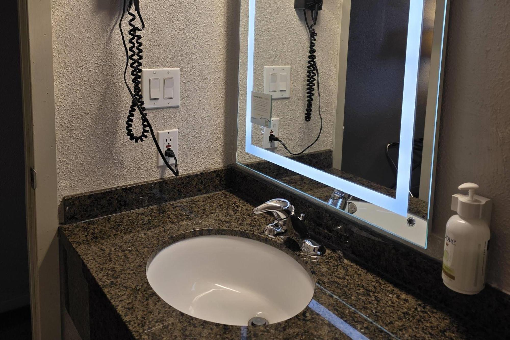 Super 8 By Wyndham Swift Current